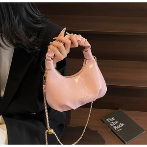 Sac à main rose en cuir verni brillant avec poignée plissée et chaîne métallique chic