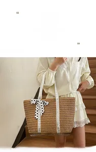 Détail du sac cabas en paille avec rayures à paillettes argentées et ruban à pois