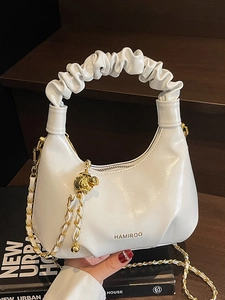 Sac à main demi-lune blanc plissé élégant avec chaîne dorée et perle décorative