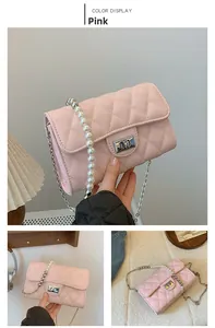 Détail du sac à rabat matelassé rose avec perles fantaisie et chaîne en métal argenté