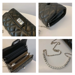 Détail du sac matelassé noir avec fermoir rotatif argenté et bandoulière perles