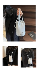 Détails du sac seau en cuir ciré blanc avec boucle argentée et cordon de serrage chic