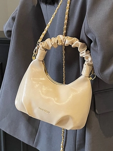 Sac bandoulière en demi-lune blanc crème avec poignée plissée et chaîne dorée chic