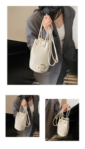 Détail du sac seau blanc crème avec cordon de serrage et boucle métallique argentée