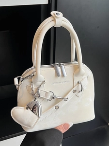 Sac Coquille en Cuir PU Tendance pour Femmes Sac à Main Pendentif Coeur Minimaliste Chaîne Argent Style Coréen Sac Bandoulière Navette