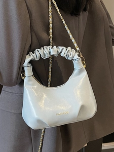 Sac à main plissé bleu clair chic avec bandoulière chaîne dorée pour femmes