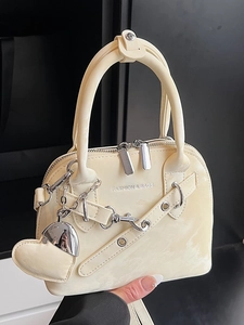 Sac à main coquille crème avec chaîne argentée et pendentif cœur au fini brillant