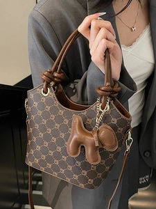 Sac seau monogramme marron classique avec poignées en cuir et breloque chien mignonne