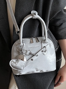 Sac à main argenté métallisé avec pendentif cœur et imprimé FASHION & BAGS