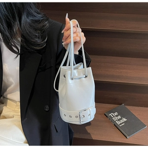 Détail du sac seau en cuir ciré bleu clair avec boucles argentées et fermeture à cordon