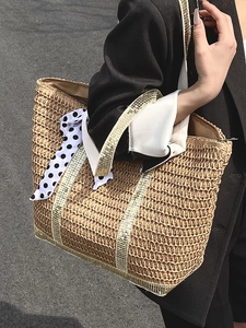 Grand sac cabas en paille avec détails dorés et foulard à pois pour vacances à la mer