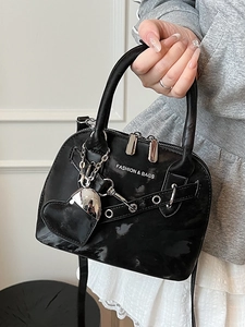 Sac coquille en cuir verni noir avec pendentif cœur et logo Fashion & Bags chic