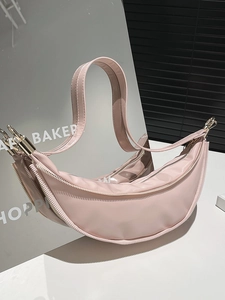 Elegante borsa a mezzaluna in pelle verniciata rosa con dettagli metallici dorati
