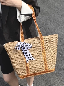 Grand sac cabas en paille avec anses orange métallisées et foulard à pois