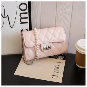 Détail du sac à bandoulière matelassé rose clair avec perles et chaîne en métal argenté