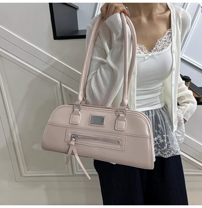 Sac sous le bras rose en similicuir avec fermeture éclair à franges et plaque en métal