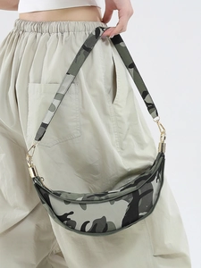 Borsa a tracolla a mezzaluna mimetica con cinturino in nylon e dettagli in metallo