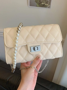 Sac bandoulière matelassé crème avec anse en perles et fermoir rotatif argenté