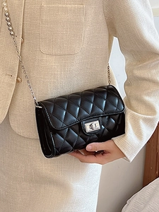 Sac bandoulière matelassé noir avec chaîne argentée et détails de perles blanches
