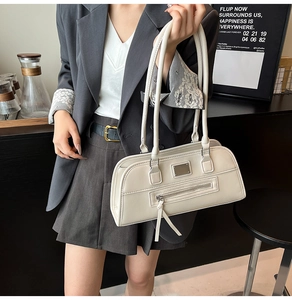 Sac sous le bras chic en PU crème présenté dans un shooting photo mode lifestyle