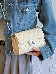 Sac à bandoulière matelassé beige en similicuir avec chaîne argentée et fermoir pivotant