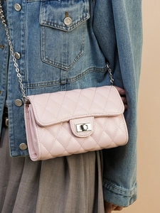 Petit sac carré matelassé rose avec bandoulière chaîne et fermoir rotatif argenté
