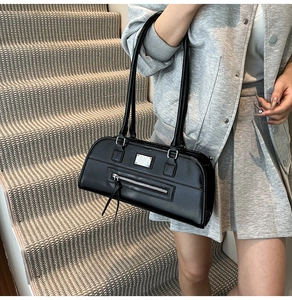 Sac sous le bras chic en cuir PU noir avec fermeture éclair et blazer gris