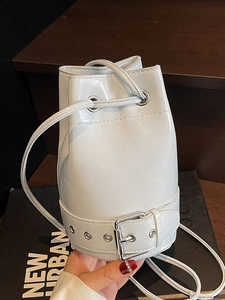 Sac seau minimaliste en cuir ciré blanc avec boucle argentée et cordon de serrage
