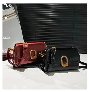 Détail de sacs à main rétro en cuir verni avec de grandes boucles dorées ovales