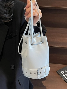 Sac seau minimaliste en cuir ciré bleu clair avec boucle argentée et cordon de serrage