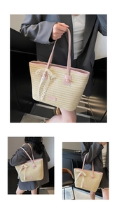 Détails du sac cabas en paille avec anses en cuir rose et nœud en dentelle blanche