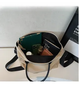 Vue de dessus du grand compartiment intérieur du sac fourre-tout beige spacieux