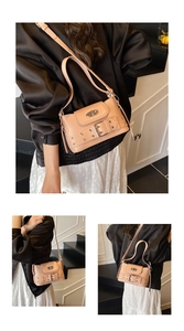 Détail du sac à bandoulière rétro rose pêche avec boucle métallique et cuir PU brillant
