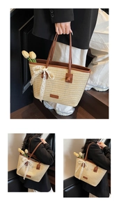 Détail du sac cabas en paille avec des poignées en cuir marron et un nœud en dentelle blanche