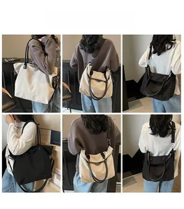 Détails montrant divers modes de portage des grands sacs cabas en toile noirs et crème