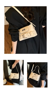 Détail montrant trois façons de porter le sac bandoulière crème de style Y2K