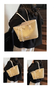 Détail du sac cabas en paille beige avec nœud en dentelle blanche et étiquette