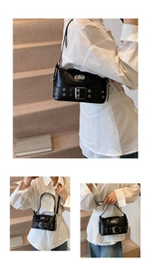Gros plan du sac à bandoulière punk noir avec œillets métalliques et sangle réglable