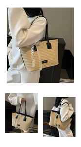 Détail d'un grand sac cabas en paille avec poignées en cuir et nœud en dentelle