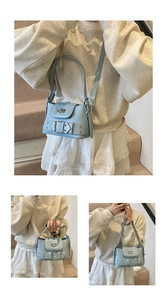 Détail du sac seau bleu clair avec ceintures à oillets et fermoir rotatif en métal