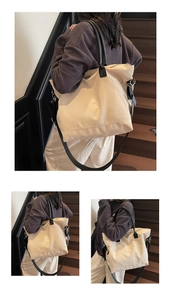 Vue détaillée du grand sac cabas en toile avec anses noires et boucles métalliques