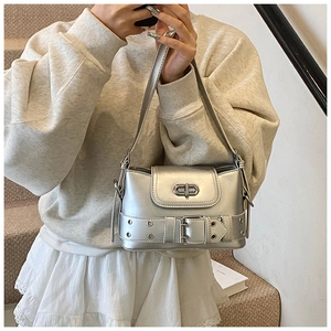 Vue détaillée du sac bandoulière miroir argenté avec boucle et fermoir rotatif en métal
