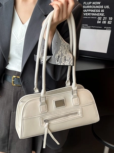 Sac sous l'aisselle en cuir beige minimaliste avec doubles poignées et détails métalliques