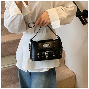Vue détaillée du sac en cuir verni noir avec fermoir rotatif argenté et rivets
