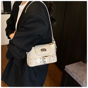 Détail du sac seau en cuir PU blanc avec boucle argentée et sangle à œillets