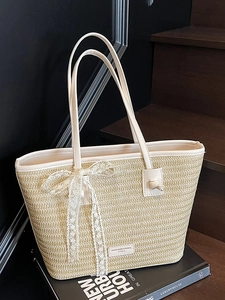Grand sac cabas en paille tressée beige avec ruban de dentelle pour les vacances d'été