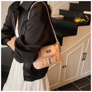 Sac seau rose pâle style punk Y2K avec boucle en métal argenté et détail de sangle à œillets