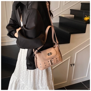 Détail du sac seau rose avec fermoir rotatif en métal et boucle à œillets chic