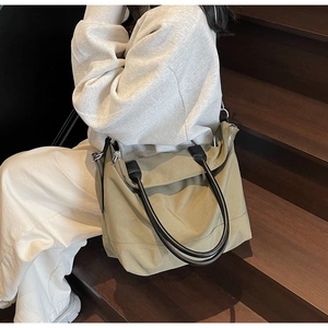Détail du grand sac cabas en nylon kaki avec fermeture éclair et bandoulière