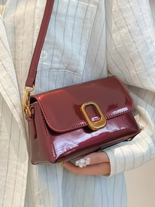 Sac bandoulière élégant en cuir verni bordeaux avec boucle en métal doré pour femme